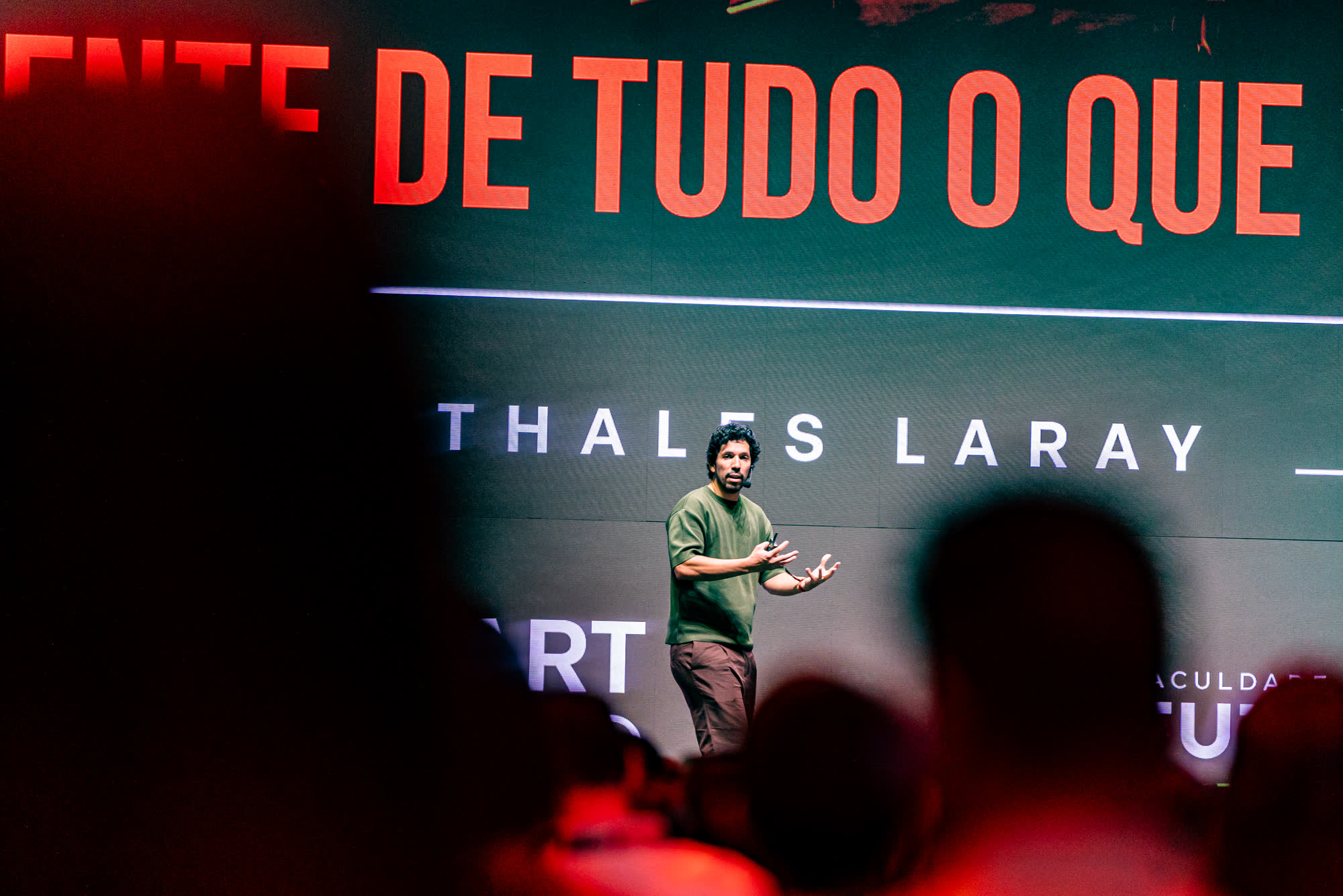 Thales Laray falando no palco