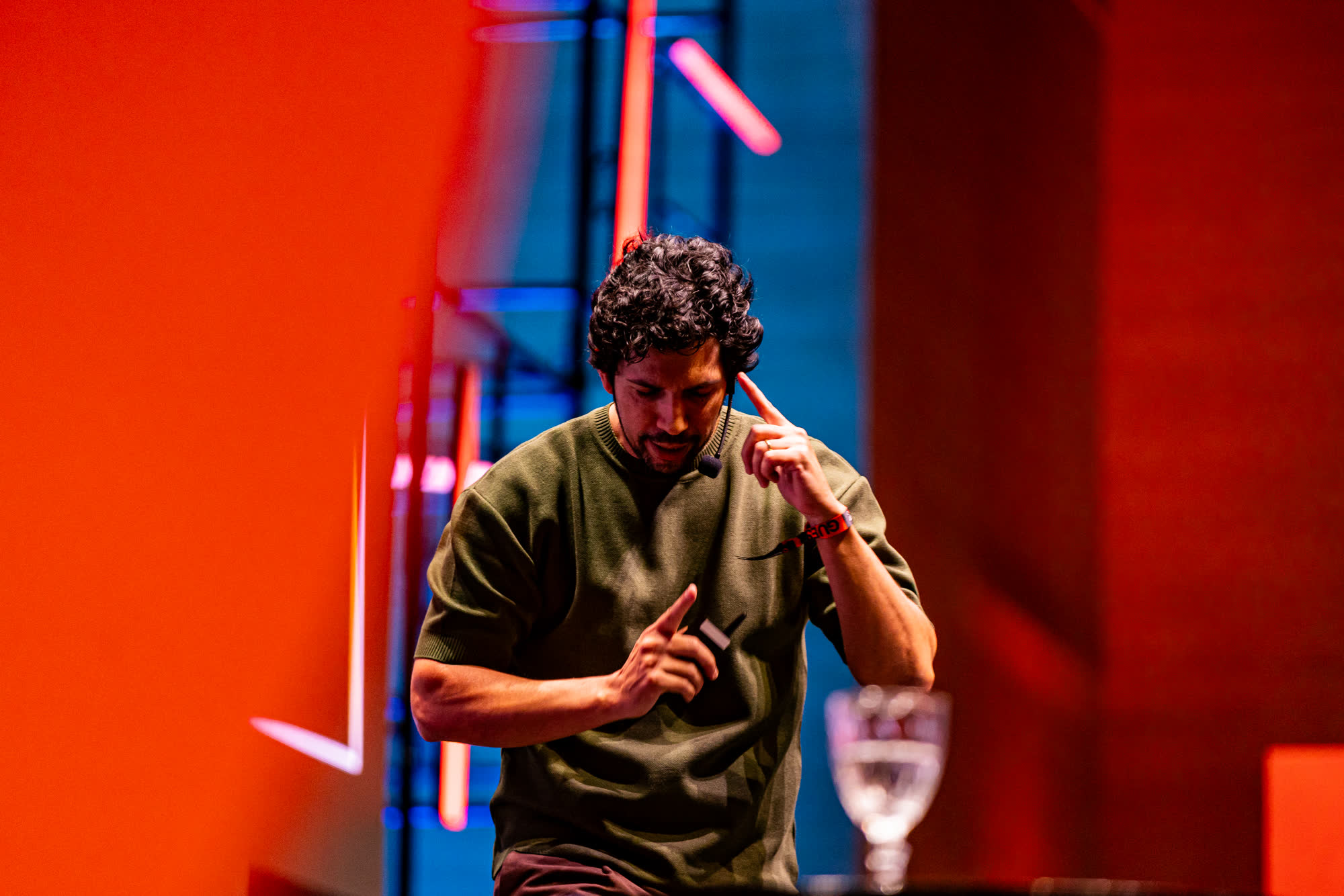 Thales Laray no palco, mão na cabeça, explicando uma ideia