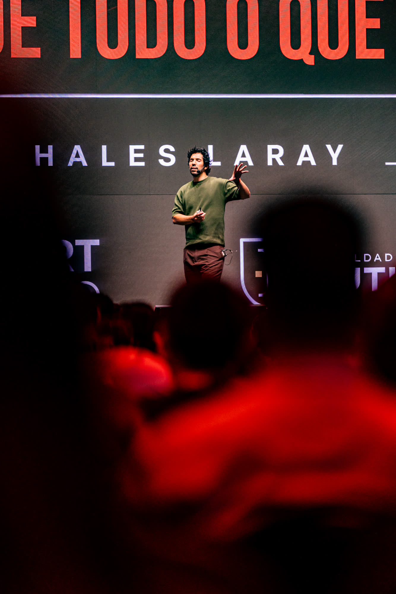 Thales Laray no palco sob o telão