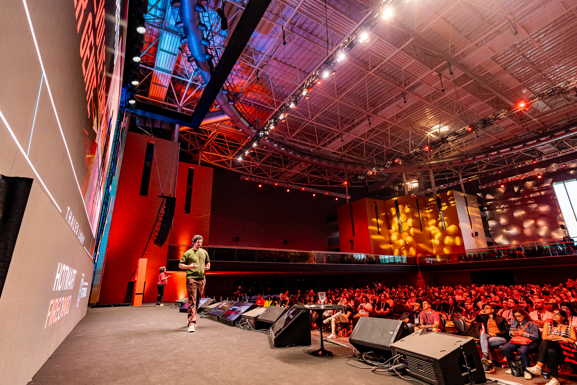 Thales Laray caminhando no palco diante da plateia